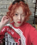 현아, 강렬한 레드 펌 헤어로 깜찍하게! 용준형과 ‘장꾸’ 부부의 신혼 생활
