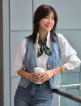 배우 유선, 세련된 청청패션으로 시선 집중…‘원조 패셔니스타’의 품격
