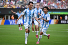 대활약 그 후…‘팔 보호대 착용’ 엄원상, 정밀 검사 예정 “어깨 문제인 듯, 공격PT 긍정적이나 결과 아쉬워” [SS이스트러더퍼드 현장]