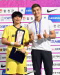[포토]포항여전고 우수민에게 골키퍼 장갑 전달하는 김영광 홍보대사