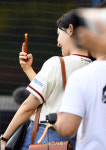 [포토]배성재의 시구 모습을 카메라에 담는 김다영