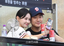 [포토]배성재-김다영, 두산 경기 직관 중 남기는 셀카
