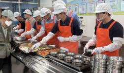 강원제2청사[글로벌본부], 어르신 배식 봉사활동 실시