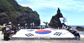 ‘울릉도-독도 수영종단 21주년’, 독도 정상에 태극기 휘날리다!