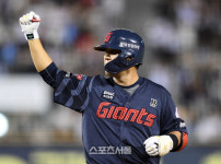 [포토]롯데 김민성, 추격 2타점 적시타에 주먹 불끈