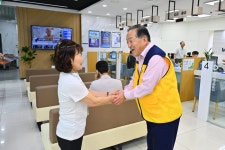 이병선 속초시장, 시니어 금융일자리 현장점검