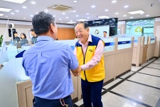 이병선 속초시장, 시니어 금융일자리 현장점검