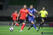 첫 ACL 맞아? 로테이션마저 ‘압도적’ 강원, ‘소림축구’ 상하이 2-1 잡고 역사적 데뷔전서 화려한 승리[현장리뷰]