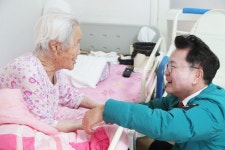 육동한 시장, 후평1동 최고령 어르신댁 방문