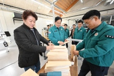 (주)평창목재(1종) | 심재국 평창군수, 평창목재체험관 점검