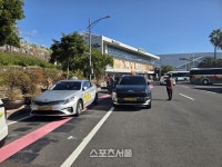 [SS현장고발]  “운전자는 없고 흥정만”…제주 서귀포강정크루즈터미널 ‘불법 호객’에 관광객 ‘분통’