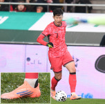 [포토] ‘137+CAPS’ 헌정 축구화 신고 경기 뛰는 손흥민