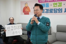 육동한 시장, 스마트경로당 ‘어르신들과 노래’로 소통