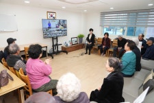 육동한 시장, 스마트경로당 ‘어르신들과 노래’로 소통