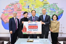 주성주유소·다(多)가치보육 협력사업 참여 어린이집 일동, 속초시 취약계층 성금 기탁