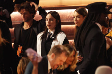 “빌어먹을 ICE” 빌리 아일리시, 그래미 ‘올해의 노래’ 수상 후 트럼프 비난 [68th 그래미 어워즈]