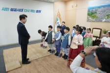 춘천시청어린이집, 설 맞이 떡 나눔 새해인사