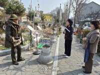 버스를 기다리며 책 한 권의 여유… 서학동 승강장에 피어난 ‘작은 도서관’