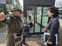 버스를 기다리며 책 한 권의 여유… 서학동 승강장에 피어난 ‘작은 도서관’