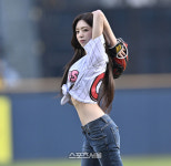 [포토] 있지 유나 ‘뼈말라 시구’