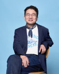 ‘원더풀스’ 유인식 감독의 세기말 상상력 “세상을 구하는 건 결국 바보들” [SS인터뷰]