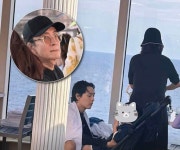 배용준, 백발 장발 근황 또 포착…박신혜 부부와 크루즈 동반 여행