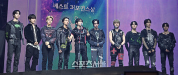 [포토] 싸이커스, 베스트 퍼포먼스상 수상