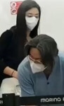 배용준, ‘백발 장발’로 추가로 포착…박수진 챙기는 다정한 남편