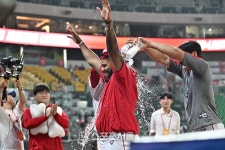 [포토]첫 승 축하 물세례 맞는 SSG 아빌라