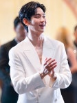 김수현, 인도네시아 찍고 한국으로…‘9월 시상자’로 복귀