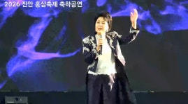 “저 사람 내보내지 마라”…심수봉, 축제 무대서 54세 연하 김다현 공개 저격