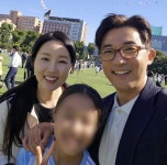 ‘훈훈한 재능 기부’... 안재욱, 딸 운동회서 ‘일일 사회자’ 변신