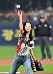 [포토]힘차게 시구하는 김다솜
