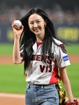 [포토]김다솜, 시구 잘 끝냈어요!