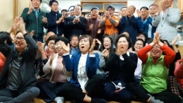 ‘출구조사 1위’ 고향ㆍ자택마을서 “문재인” 연호