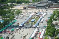 “차 붐비던 광화문, 맘껏 걸으며 축제에 푹”