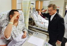 힘겨운 경례에 거수경례로 화답하는 문재인 대통령