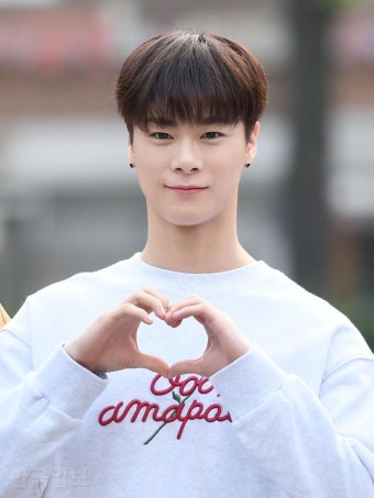 [포토]아스트로 문빈 '이 하트 받아요'