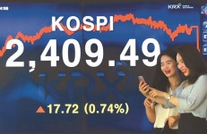 코스피 2400시대… ‘블랙스완’ 경계론도