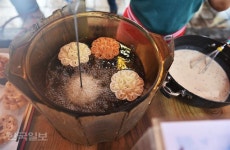 어머니 손길에 정겹고 외국며느리 손맛에 흥겹고