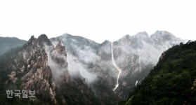 설악의 비경 토왕성폭포…구름을 뚫은 물기둥
