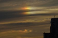 노을 사이 모습을 내민 무지개 빛 구름 채운