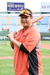 “대~호 응원은 세계최대 노래방 사직구장이 최고 아입니꺼”