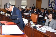 파스쿠찌국방컨벤션점 | 국감시작, 인사 하는 김명수 대법원장