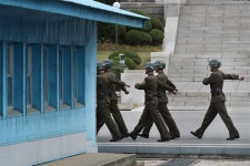 판문점의 북한 경비병들...