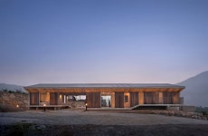 [집 공간 사람] 이젠 나답게 은퇴한 슈퍼맨을 위한 현대식 촌집