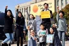 [엄마, 정치하다] “여의도가 못하면 내가…” 엄마는 정치 중