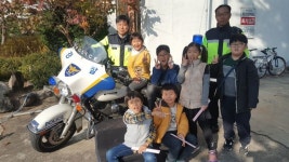 “경찰 오토바이 정말 신기해요”