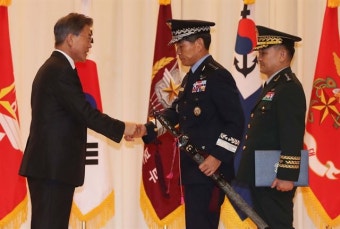 [단독] 문 대통령, 준장 진급자에 ‘삼정검’ 직접 준다
