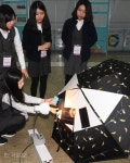 태양열 파라솔 발전기와 태양열 충전 구명조끼
